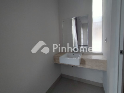 dijual rumah lokasi strategis di jl  kapten haryadi - 4