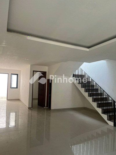 Rumah Dijual di Ciputat, Kota Tangerang Selatan, 3 KM, 4 KT, LT 128m², LB 160m²
