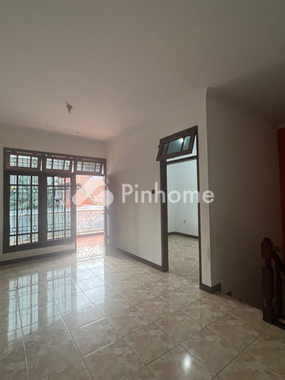 Sewa Rumah di Duren Sawit, Kota Jakarta Timur, 3 KM, LT 90m², LB 160m²