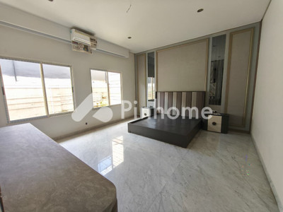 Rumah Dijual di Dukuh Pakis, Kota Surabaya, 3 KM, 4 KT, LT 375m², LB 550m²