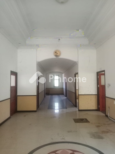 Kantor Dijual di Mandolang, Kab. Minahasa, 2 KM, LB 600m²