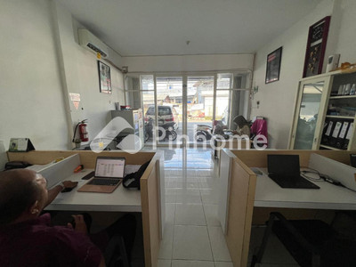 Ruko Dijual di Gunung Anyar (Gununganyar), Kota Surabaya, 2 KM, LB 225m²