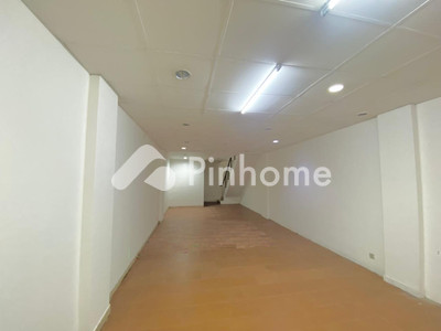 Sewa Ruko di Tanah Abang, Kota Jakarta Pusat, 2 KM, LB 202m²