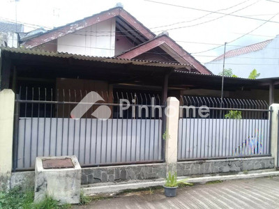 Rumah Dijual di Antapani (Cicadas), Kota Bandung, 6 KT, LT 200m², LB 200m²