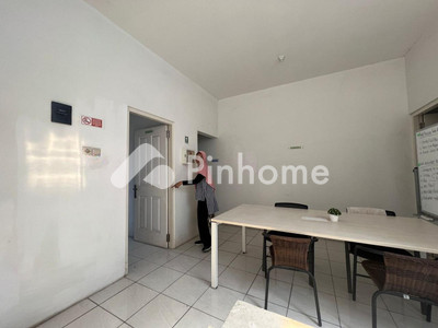 Ruko Dijual di Gunung Anyar (Gununganyar), Kota Surabaya, 2 KM, LB 150m²