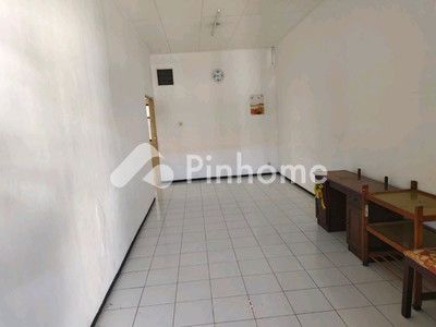 Sewa Rumah di Sukomanunggal, Kota Surabaya, 3 KM, 3 KT, LT 200m², LB 160m²