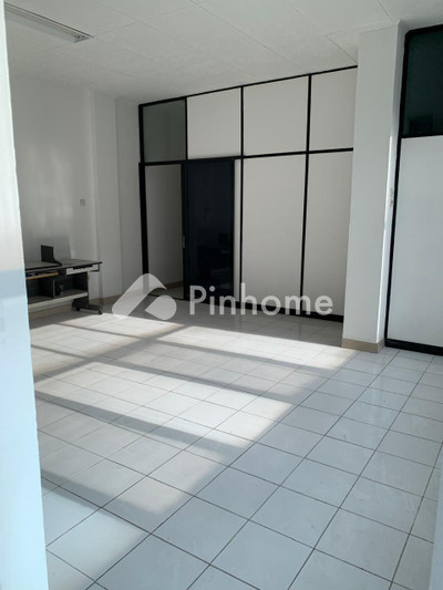 Sewa Ruko di Gambir, Kota Jakarta Pusat, 3 KM, LB 300m²