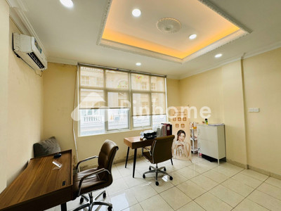 Ruko Dijual di Tebet, Kota Jakarta Selatan, 4 KM, LB 238m²
