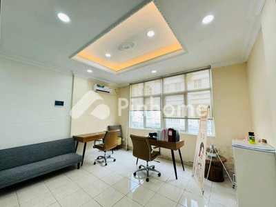 Ruko Dijual di Tebet, Kota Jakarta Selatan, 4 KM, LB 238m²