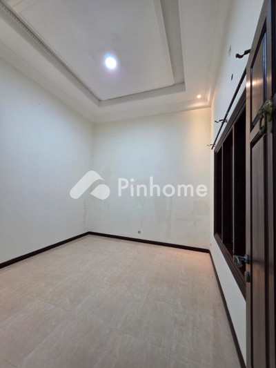 Rumah Dijual di Gayungan, Kota Surabaya, 5 KT, LT 272m², LB 400m²