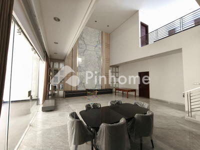 Rumah Dijual di Dukuh Pakis, Kota Surabaya, 3 KM, 4 KT, LT 375m², LB 550m²