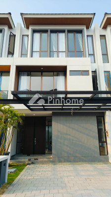 Rumah Dijual di Brezza at Pantai Mutiara, Penjaringan, Kota Jakarta Utara, 3 KM, 3-3 KT, LT 129-185m², LB 240-270m²