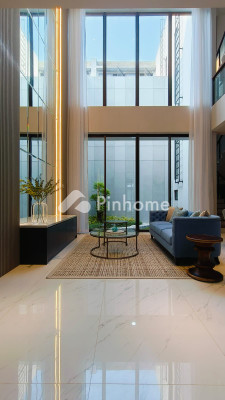 Rumah Dijual di Brezza at Pantai Mutiara, Penjaringan, Kota Jakarta Utara, 3 KM, 3-3 KT, LT 129-185m², LB 240-270m² - 2