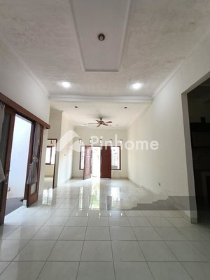 Rumah Dijual di Duren Sawit, Kota Jakarta Timur, 3 KM, 5 KT, LB 300m² - 1