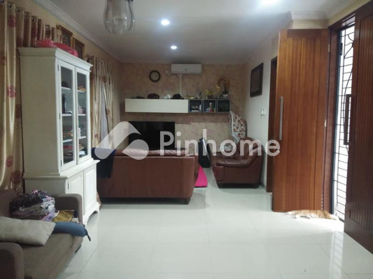 Rumah Dijual di Ciputat, Kota Tangerang Selatan, 2 KM, 3 KT, LT 120m², LB 160m² - 1