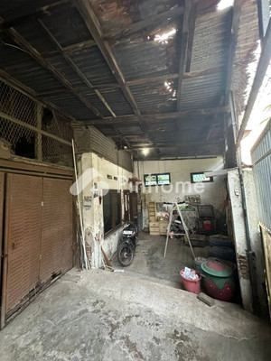 Rumah Dijual di Krembangan, Kota Surabaya, 2 KM, 4 KT, LT 300m², LB 250m² - 2