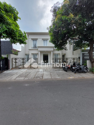Rumah Dijual di Kebayoran Baru, Kota Jakarta Selatan, 4 KM, 3 KT, LT 218m², LB 380m² - 1
